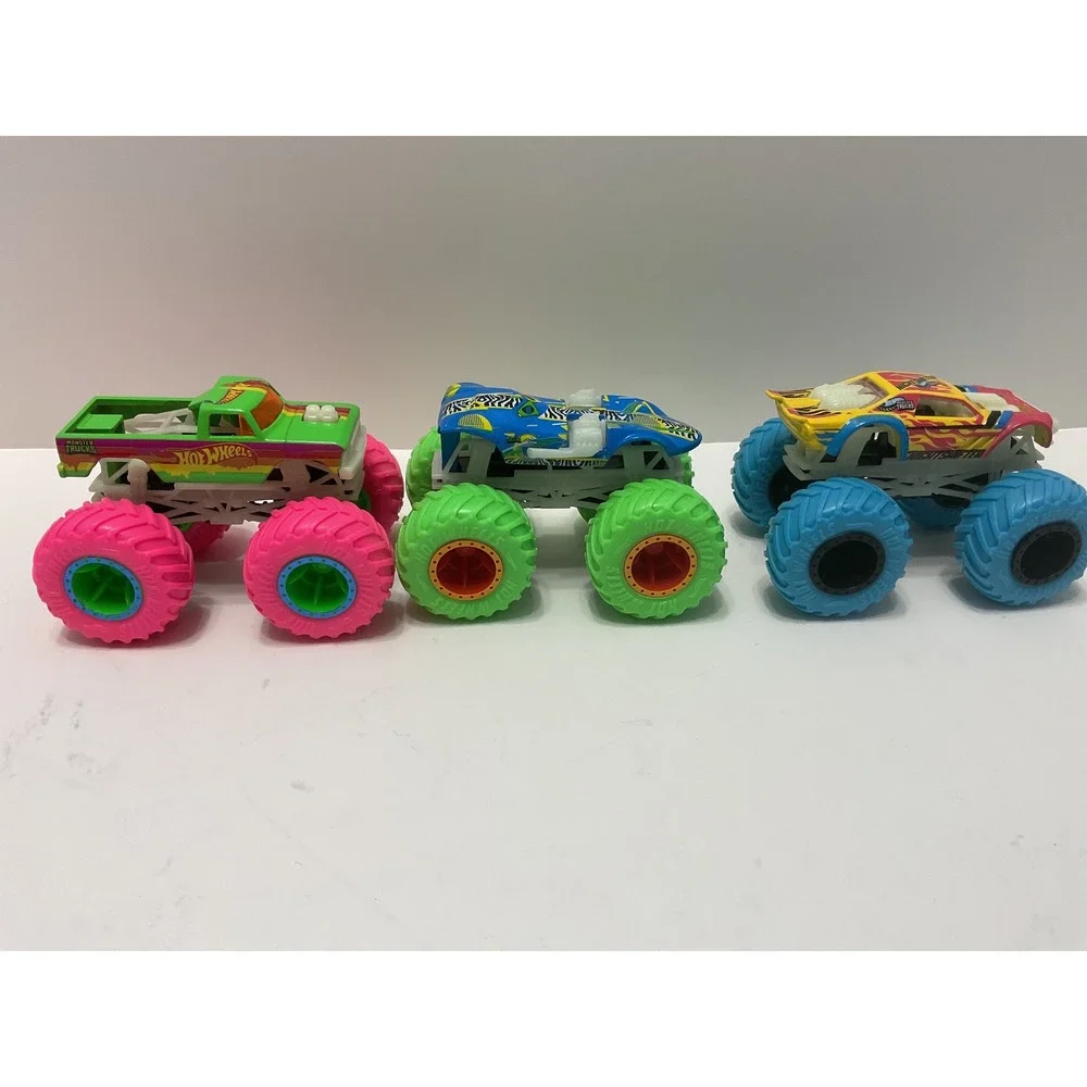 Hot Wheels‎ Monster Trucks Glow in the Dark 3 Pack Green Blue Yellow 1:64 Scale